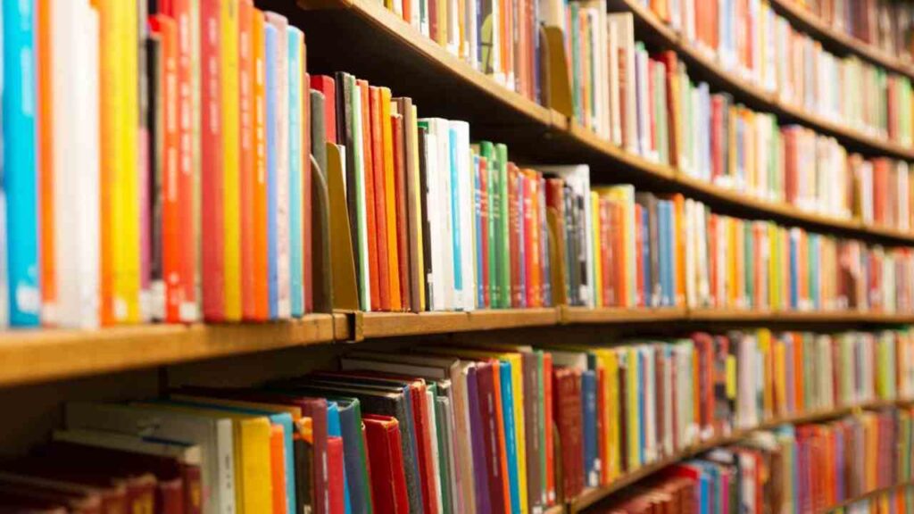Una serie di libri in biblioteca