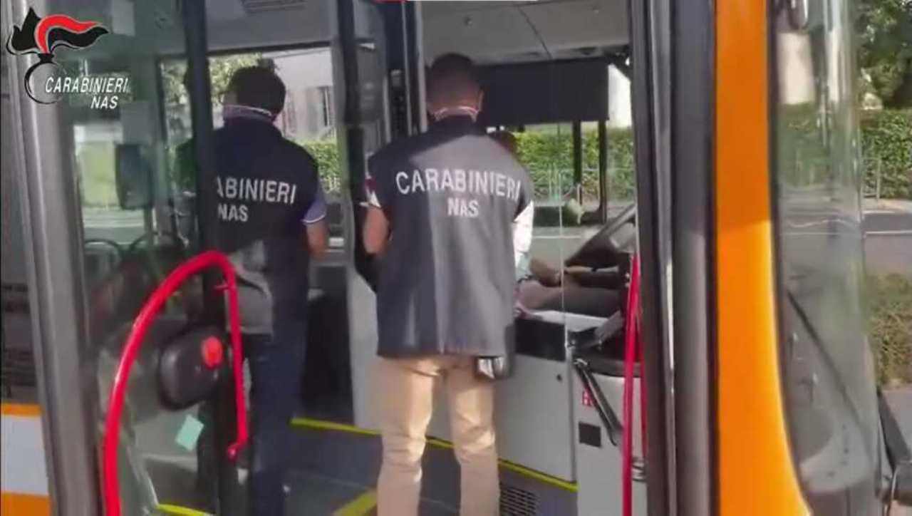 Carabinieri del Nas controllano che autisti e passeggeri indossino la mascherina
