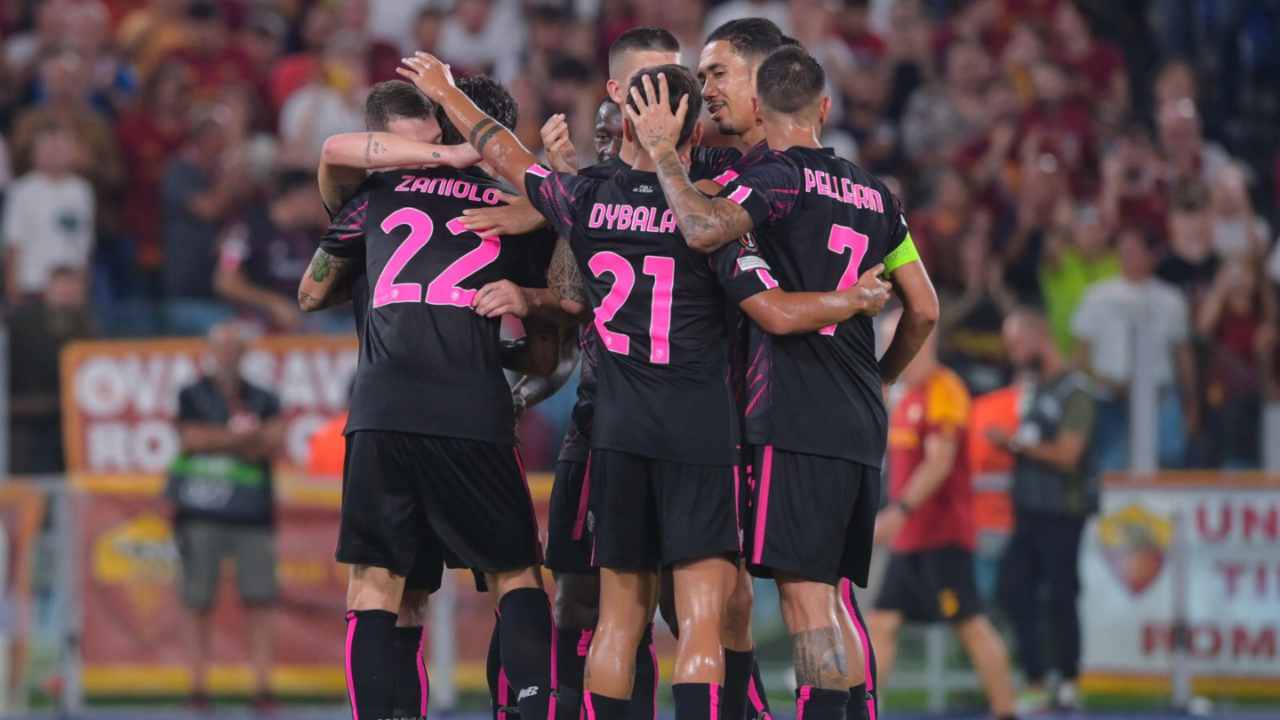L'abbraccio di gruppo della squadra dopo il primo gol in Roma-Helsinki