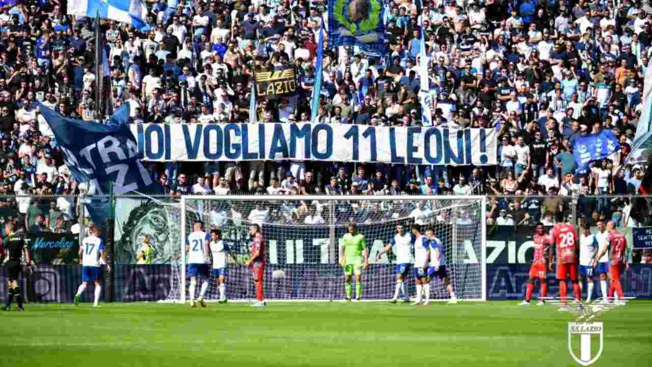 Tifosi della Lazio sugli spalti dello stadio di Cremona