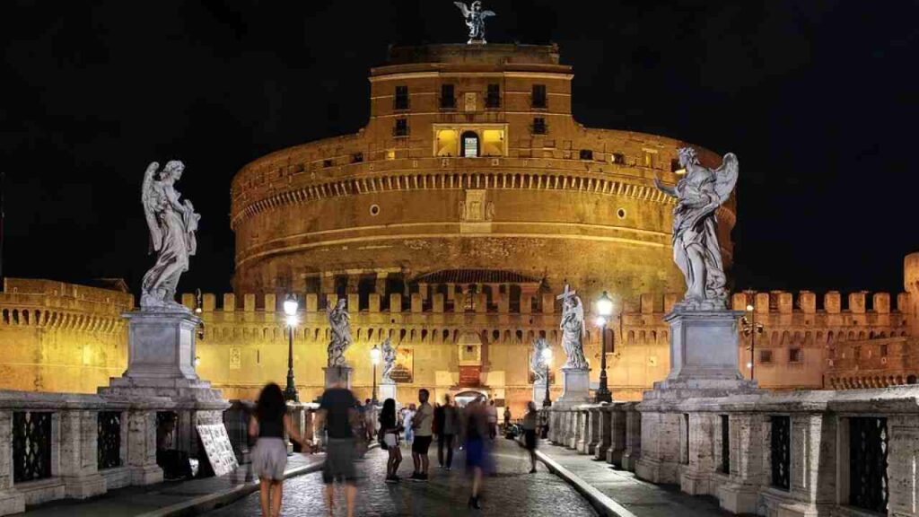 Castel Sant'Angelo a Roma di sera con turisti