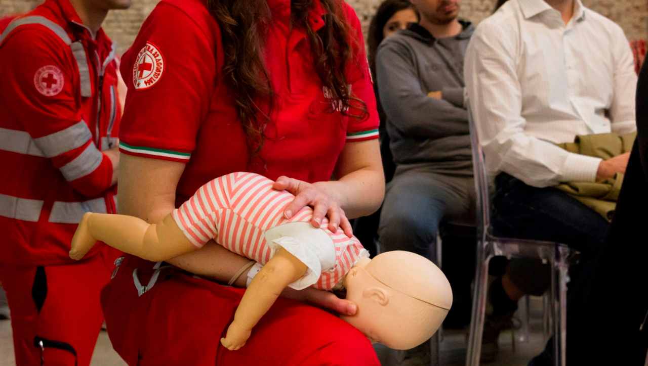 Croce Rossa, manovre salvavita pediatriche