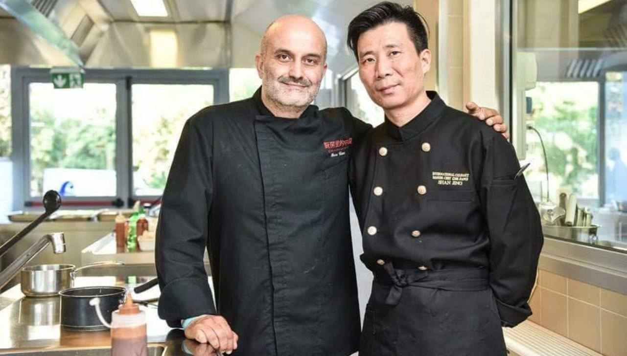Lo chef Gianni Catani (a sinistra) e il Maestro Jing