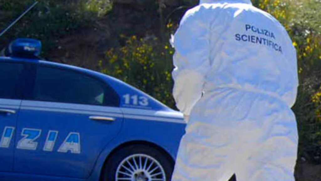 polizia scientifica con auto Polizia di stato