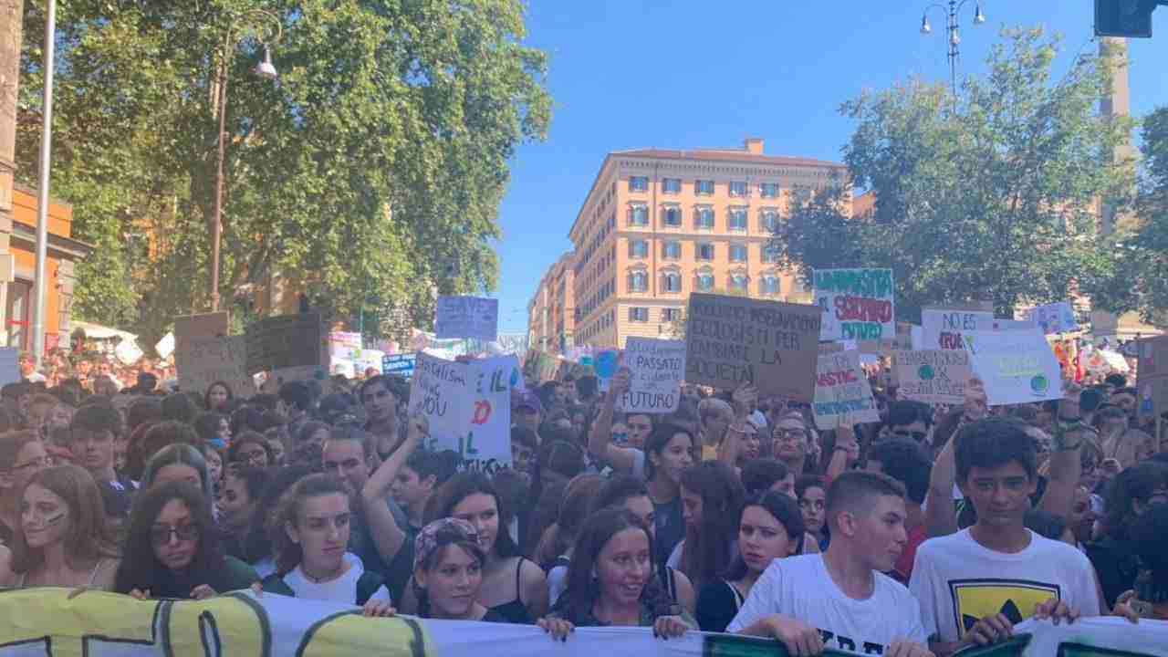 Giovani scesi in piazza a Roma per lo sciopero del clima