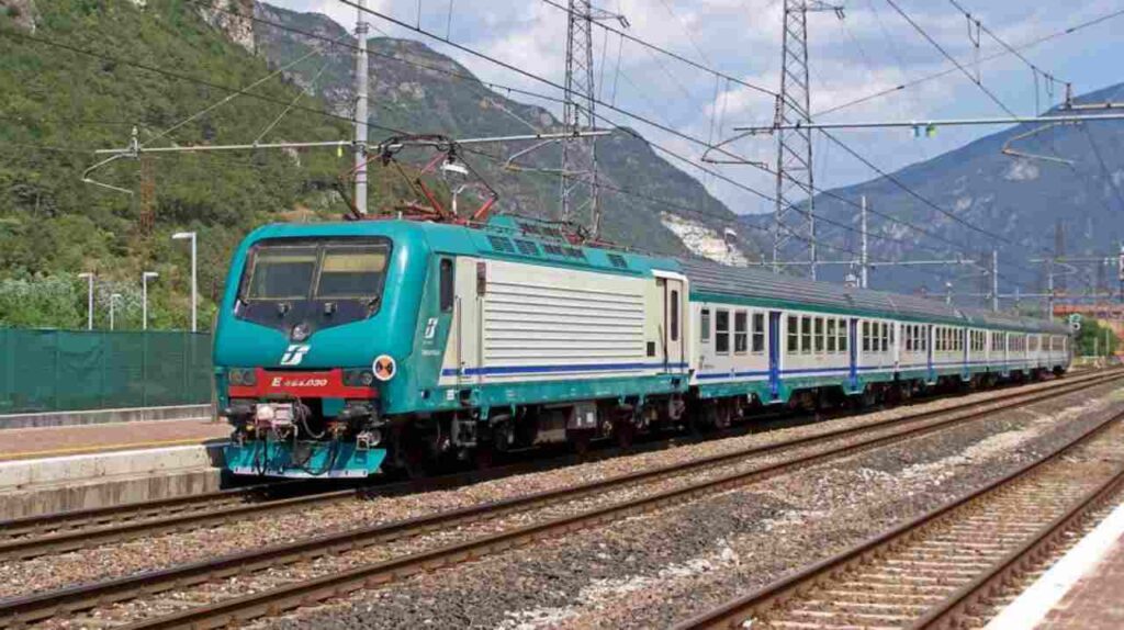 treno regionale e montagne