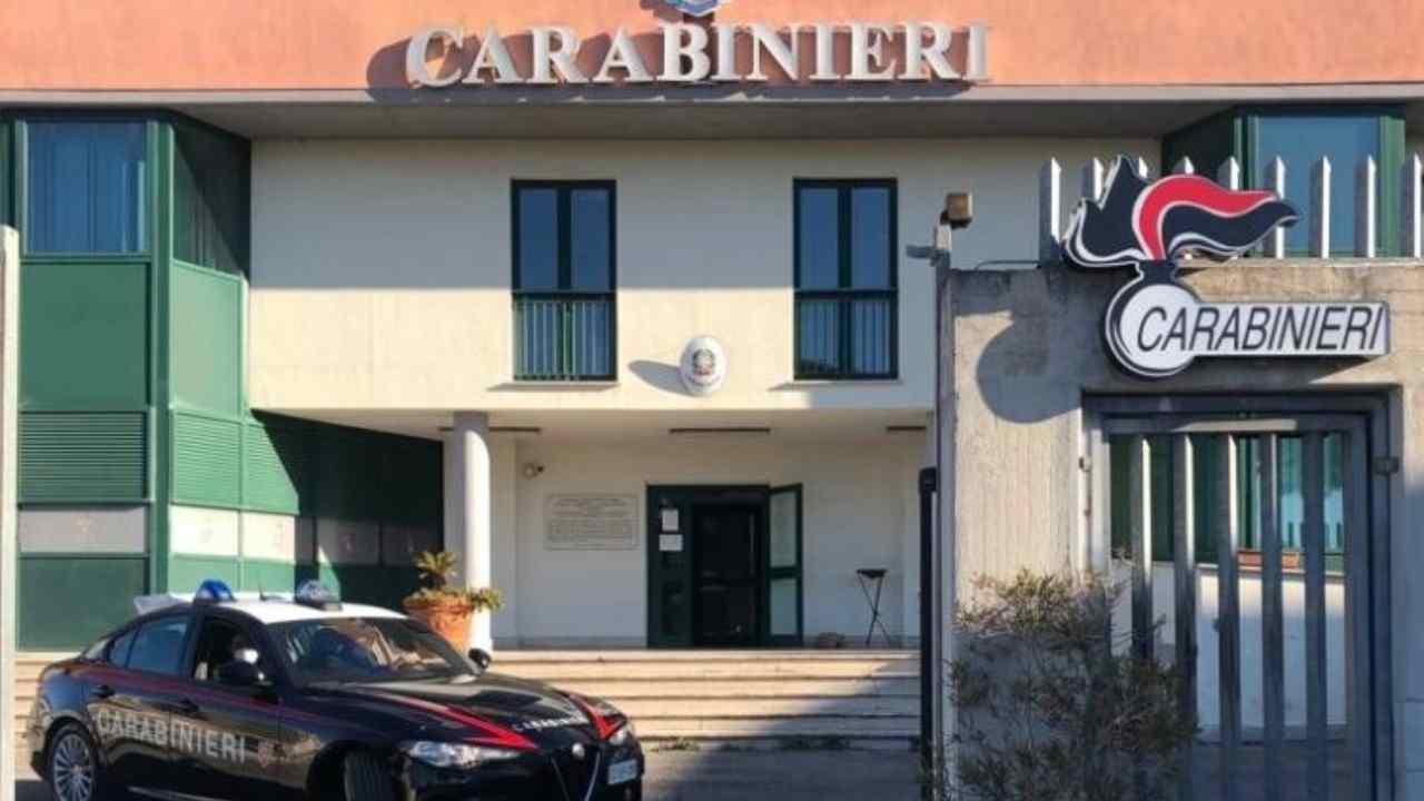 Stazione Carabinieri di Terracina con auto