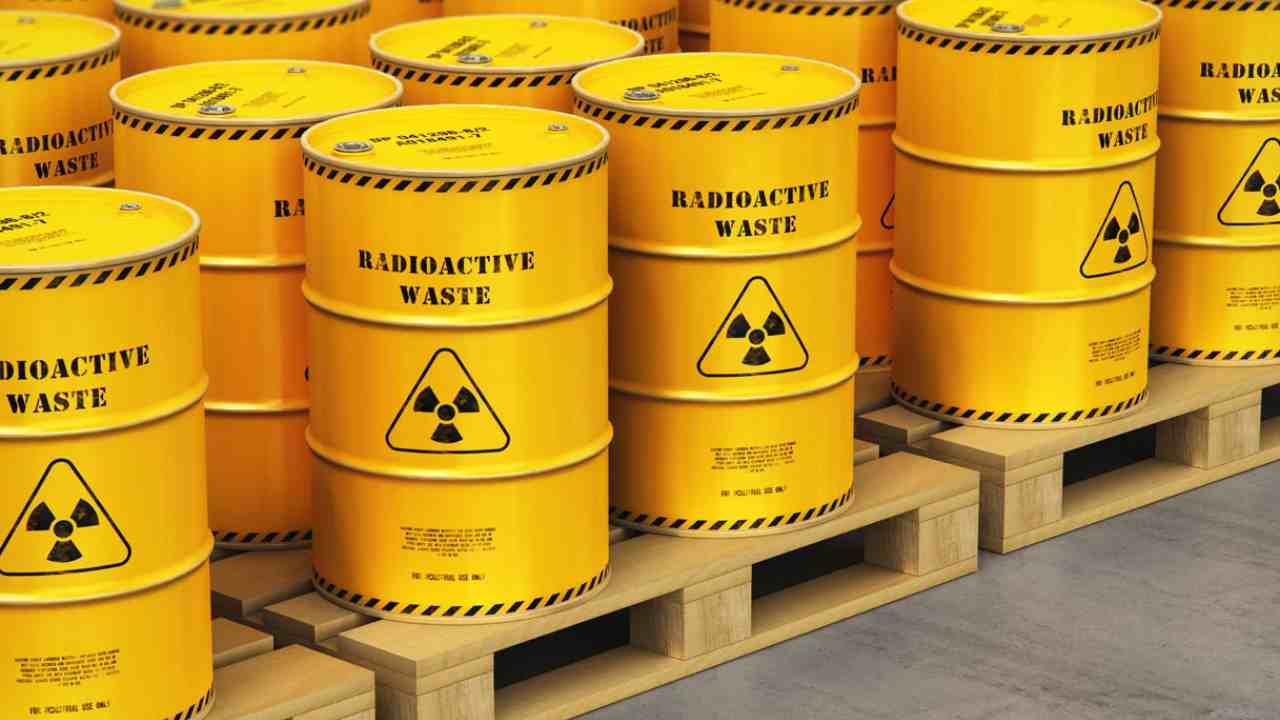 Pile di botti gialle di rifiuti radioattivi