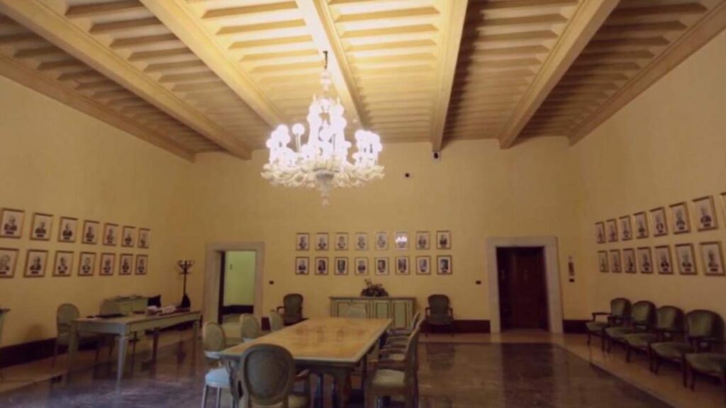 La Sala Verde di Palazzo Chigi dov'è presente tra le altre la foto di Mussolini