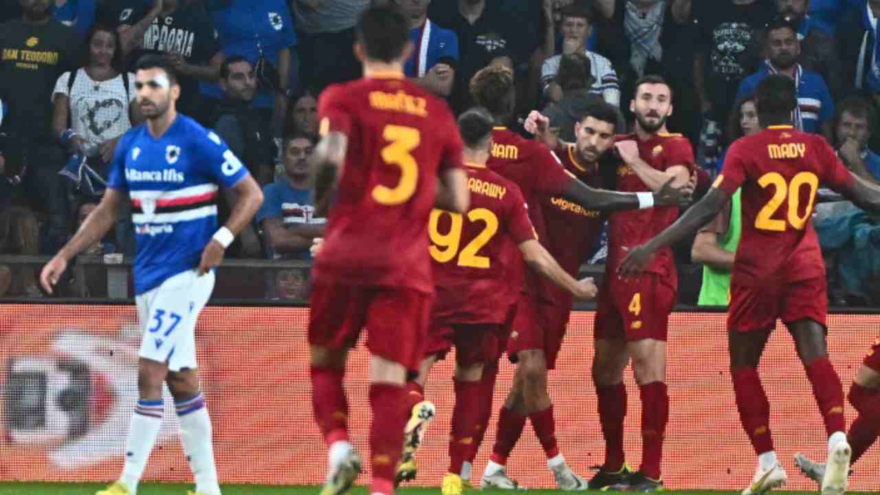 L'abbraccio di gruppo dopo il gol di Pellegrini, che ha deciso Sampdoria-Roma
