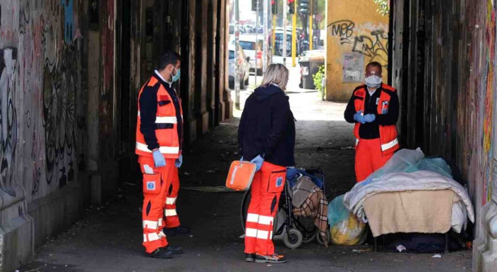Senza tetto con Croce Rossa