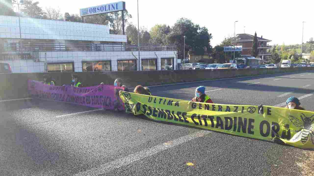Attivisti di "Ultima Generazione" bloccano la strada