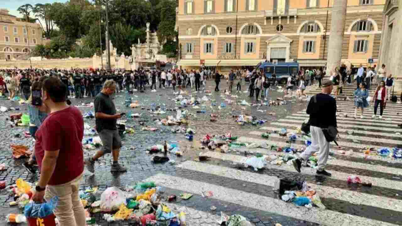 Rifiuti di ogni genere abbandonati a Piazza del Popolo (Roma)