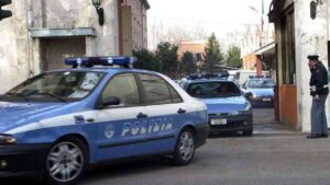 Volanti della Polizia in uscita dalla Caserma Maurizio Giglio (Roma)