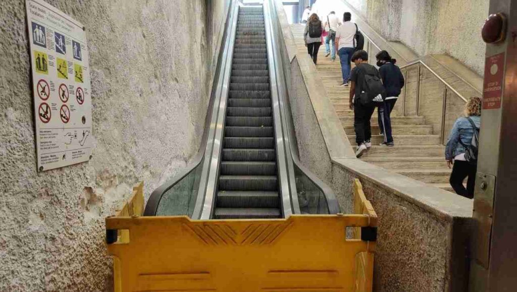 Scala mobile fuori servizio alla stazione metro Termini