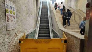 Scala mobile fuori servizio alla stazione metro Termini