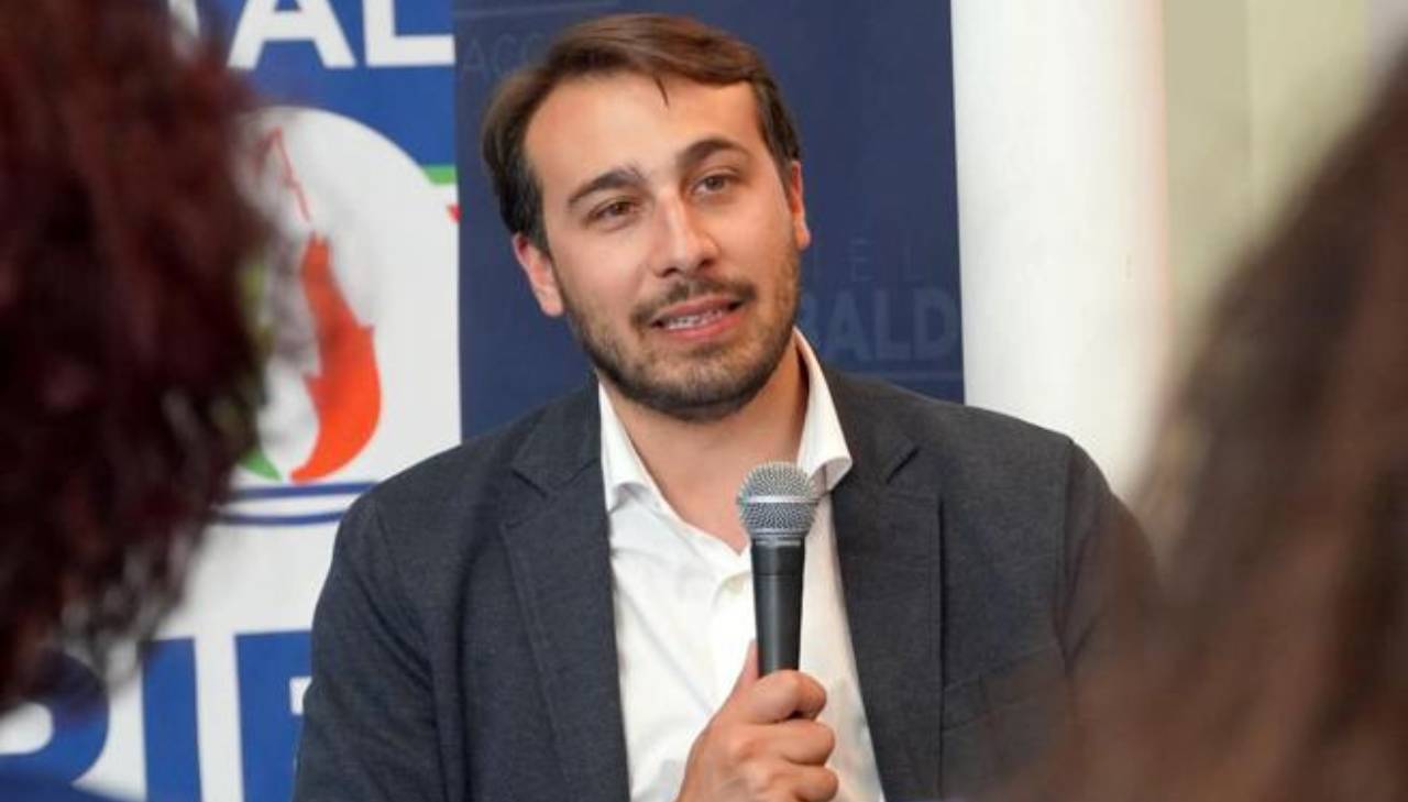 Daniele Sinibaldi, sindaco di Rieti con microfono in mano