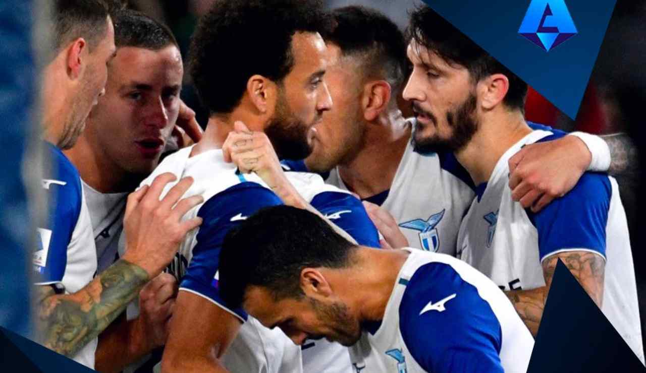 Giocatori Lazio festeggiano dopo il gol