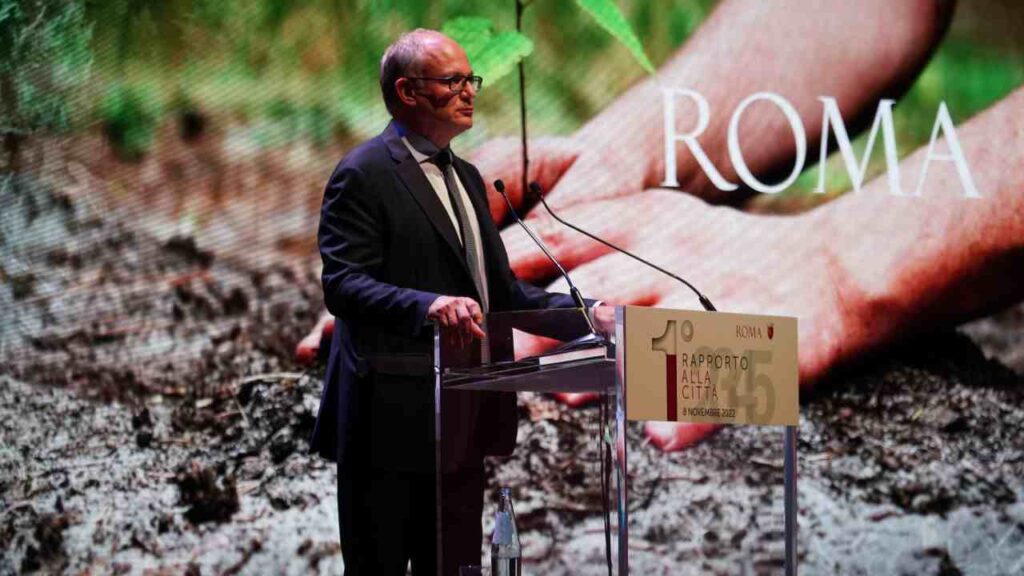 Gualtieri durante la conferenza del rapporto di primo anno da sindaco