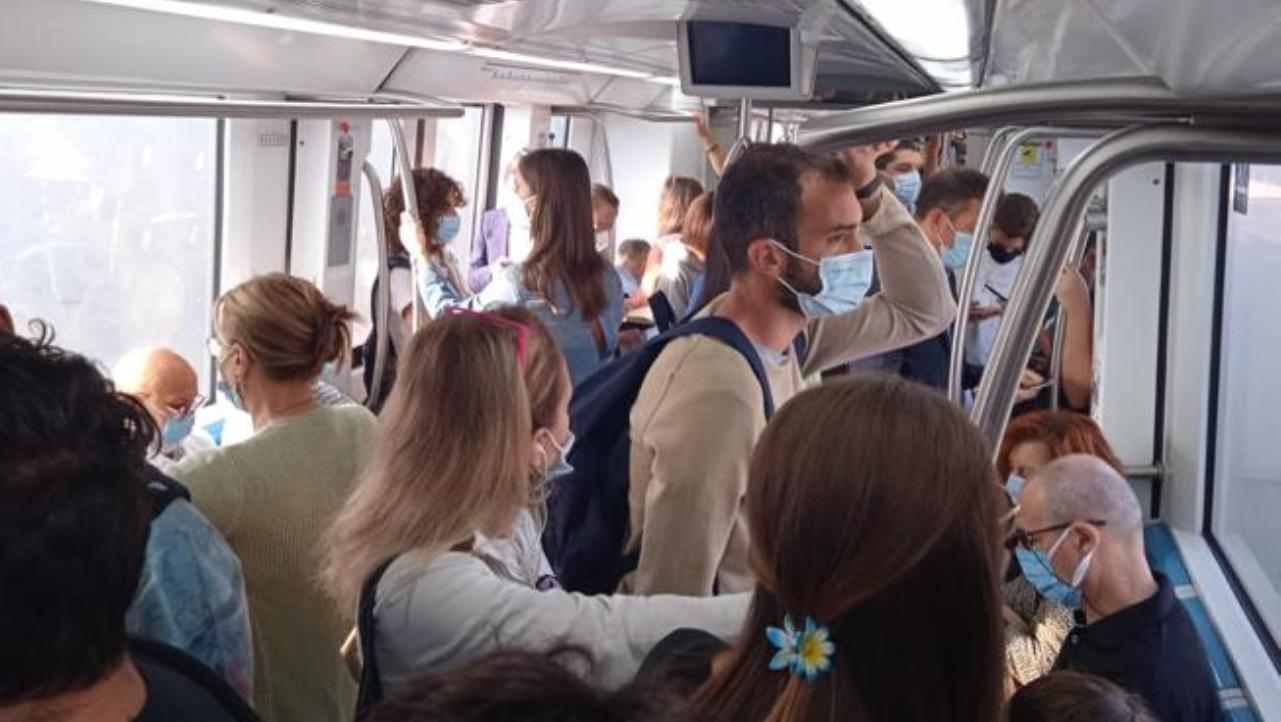 Passeggeri a bordo di un vagone della Metromare (ex Roma - Lido)