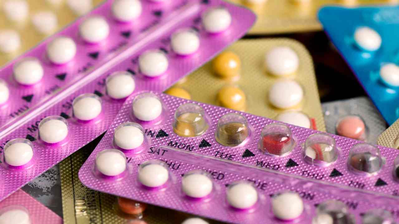 Pillola anticoncezionale blister rosa con nomi dei giorni