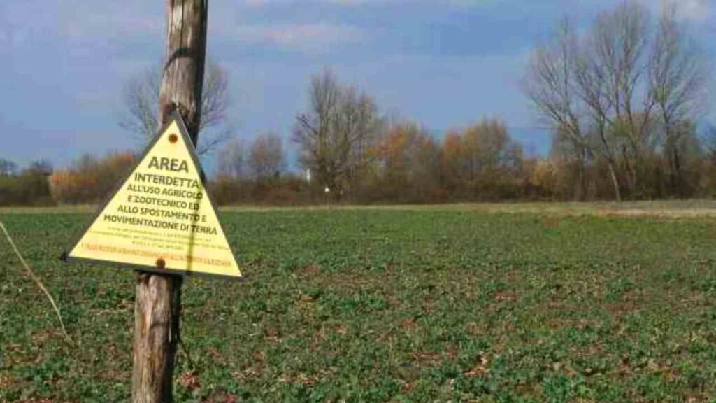 Valle del Sacco con cartello area interdetta