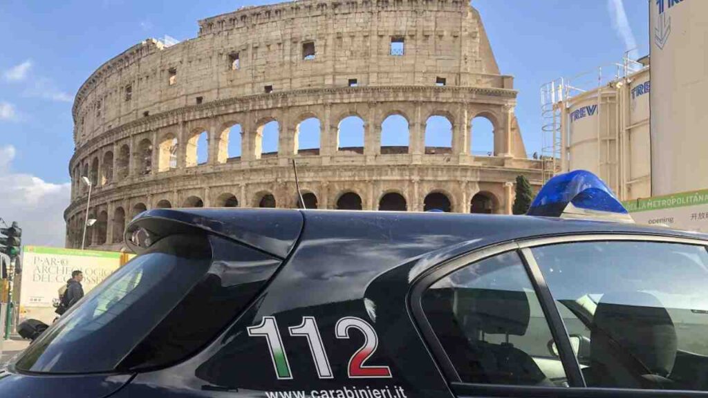 Operazioni delle forze dell'ordine al Colosseo per contrastare i venditori ambulanti abusivi
