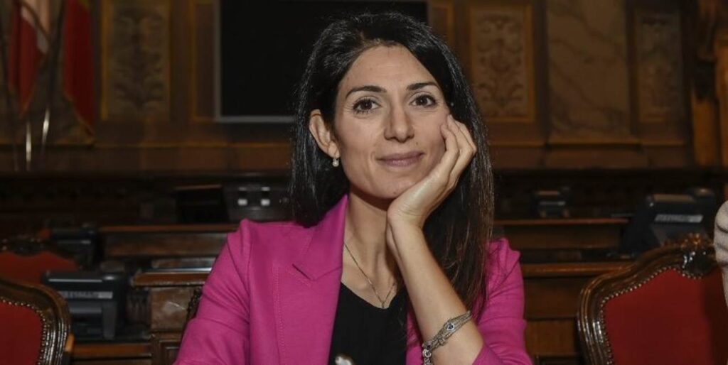Virginia Raggi sorridente