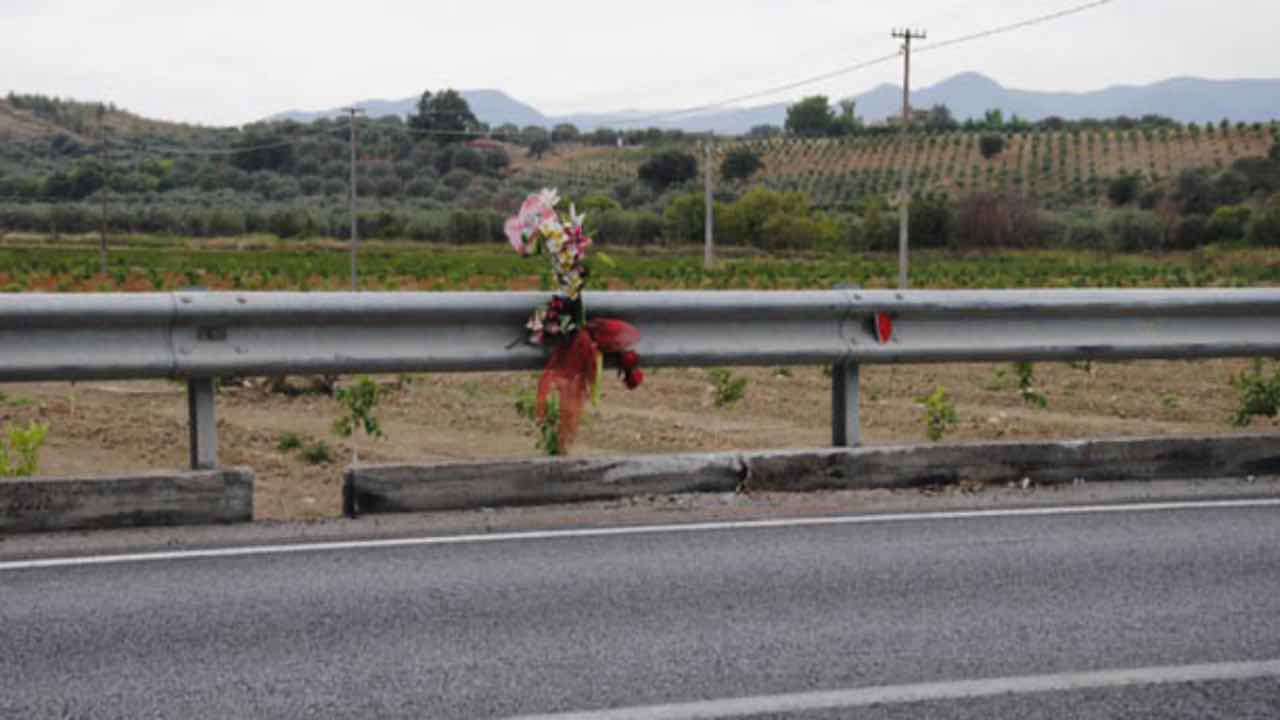 Dei fiori in ricordo di vittime di incidente stradale