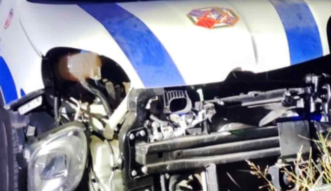 Auto della Polizia locale di Roma distrutta
