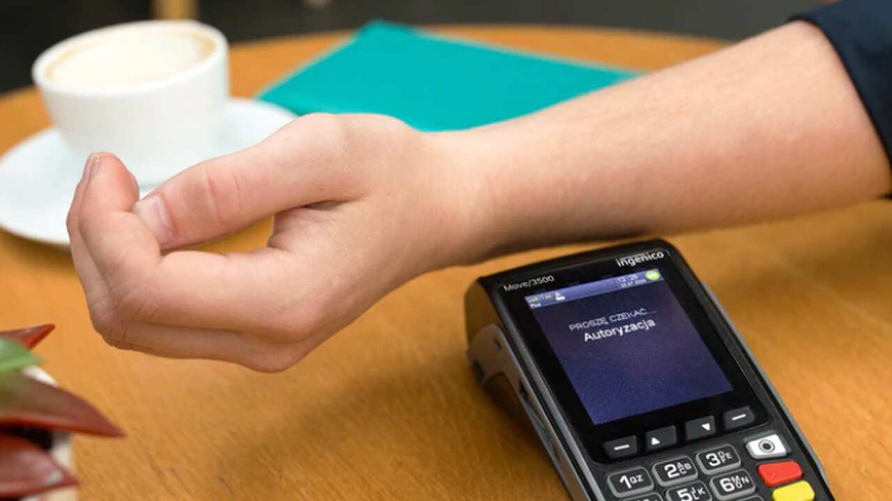 Microchip nella mano per effettuare pagamenti