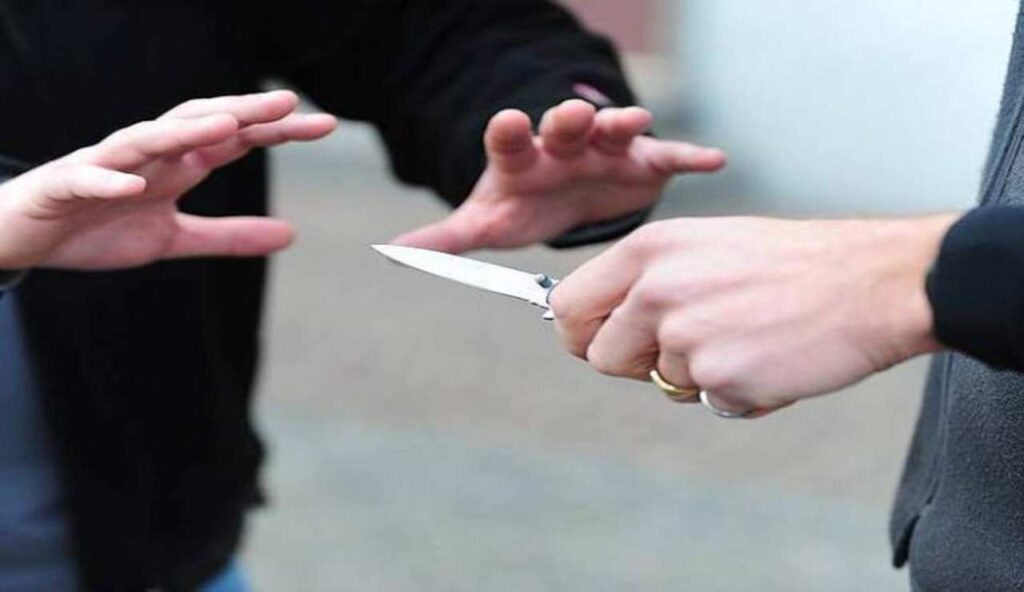 Un uomo minacciato da un coltello