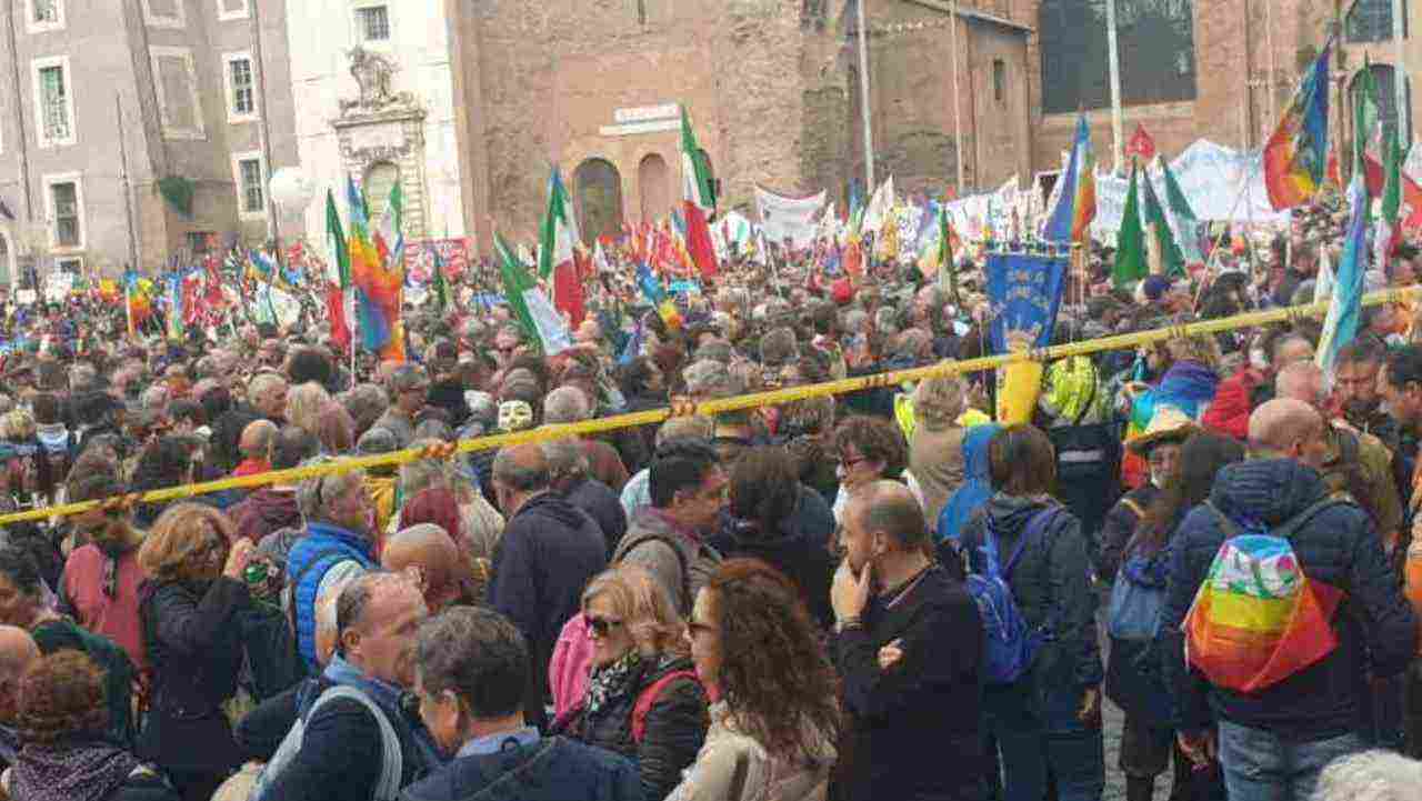Manifestazione per la pace, piazza della Repubblica gremita di partecipanti (Roma)