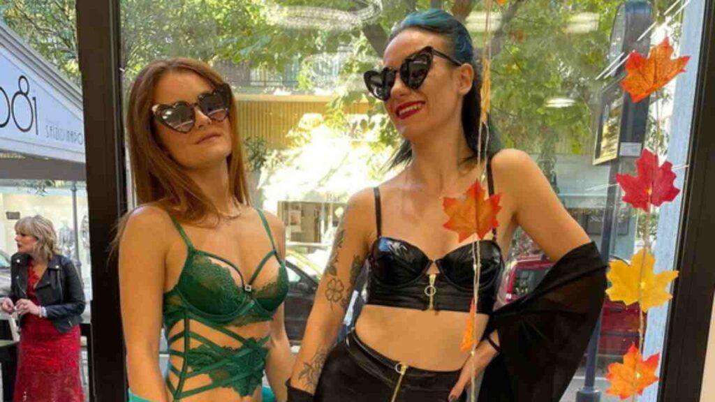 Modelle in lingerie in un negozio di Chieti