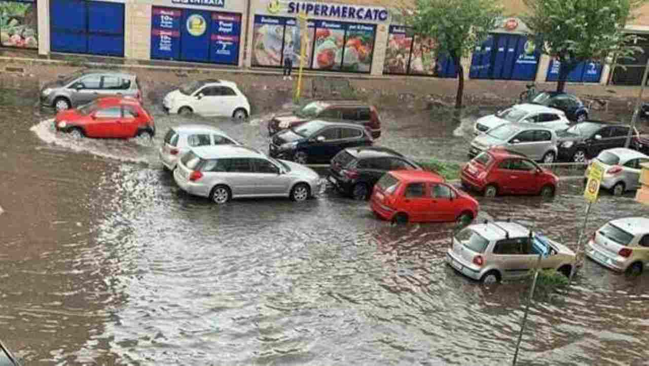 Maltempo a Ostia: automobili sotto la pioggia incessante