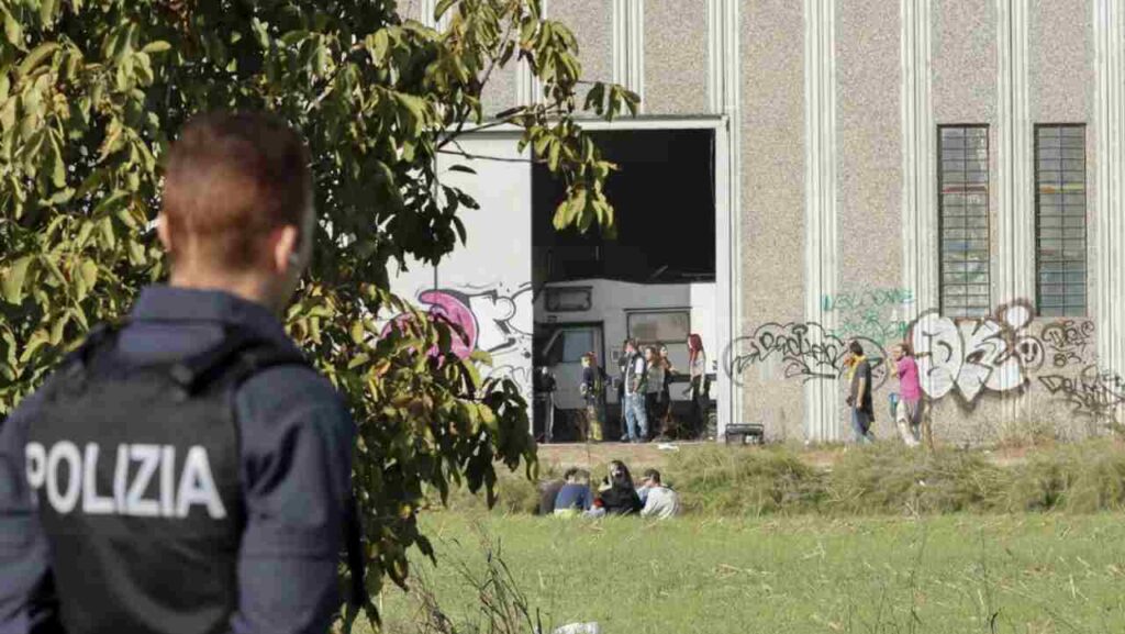 Rave, capannone con polizia