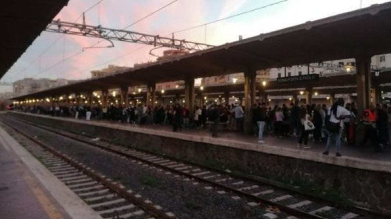 Pendolari in attesa del treno sulla tratta Roma - Lido