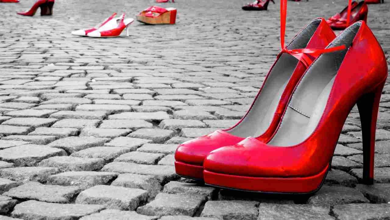 Scarpe rosse su sampietrini contro la violenza sulle donne