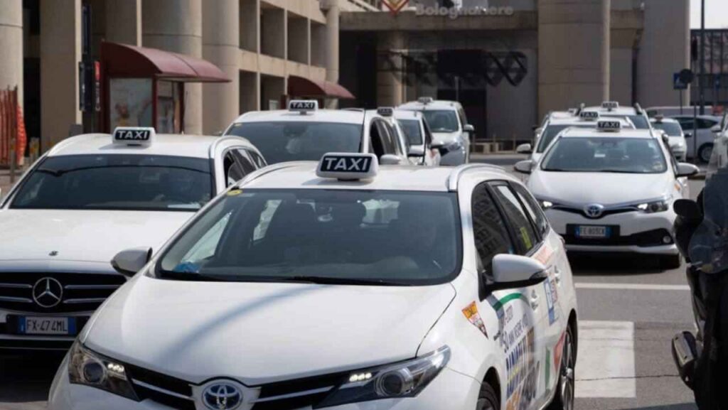 Taxi in servizio a Roma