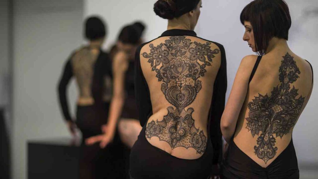 Modelle tatuate, schiena tatuata da Marco Manzo, Biennale di Venezia, Arte Contemporanea