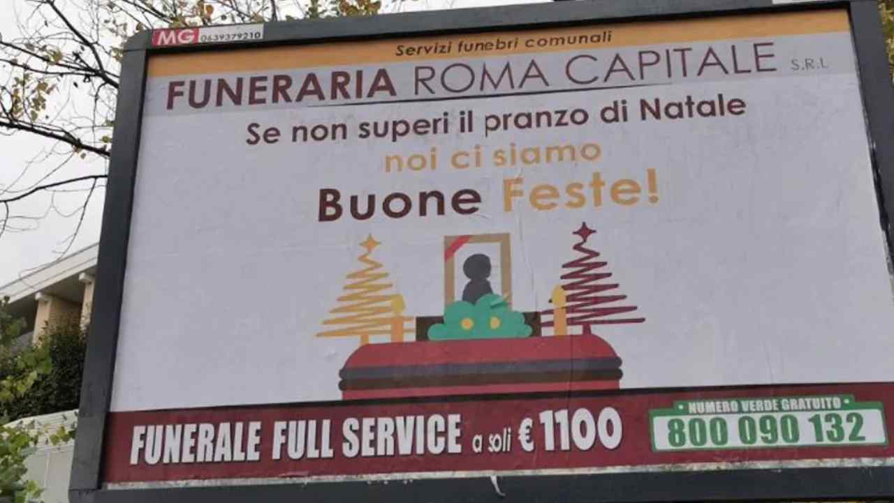 Pubblicità funerale nel Comune di Roma su cartellone stradale