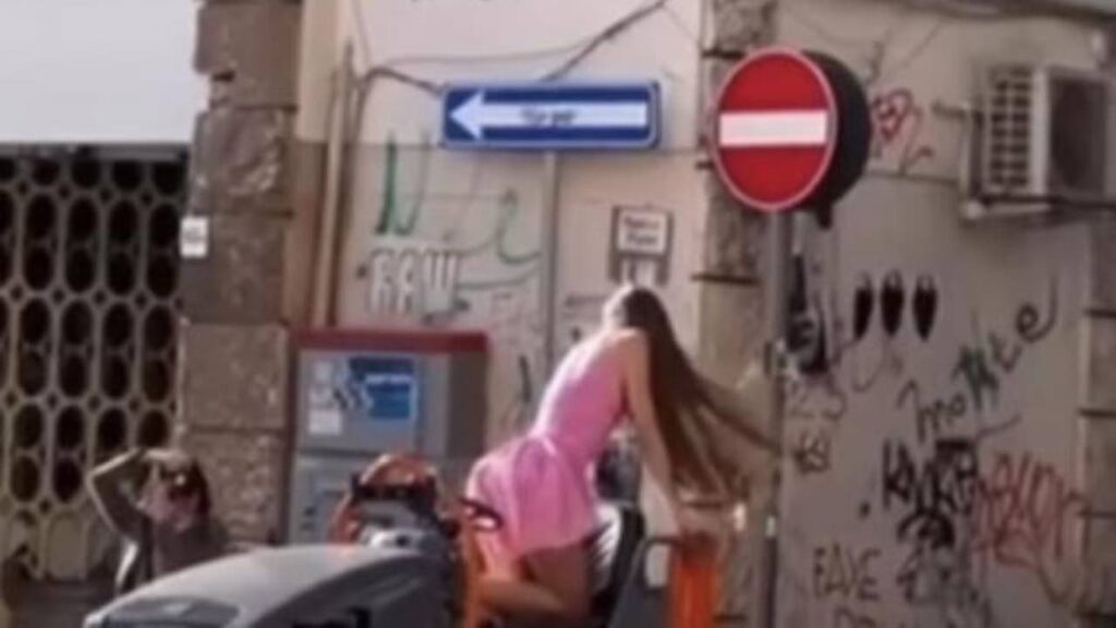 Ragazza modella su macchina asfaltatrice