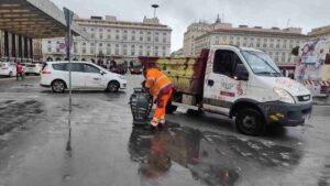 Operatore Ama svuota il cestino dei rifiuti a Termini