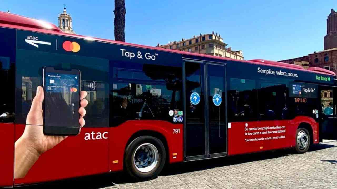 Bus dell'Atac con servizio di pagamento a bordo "Tap & Go"