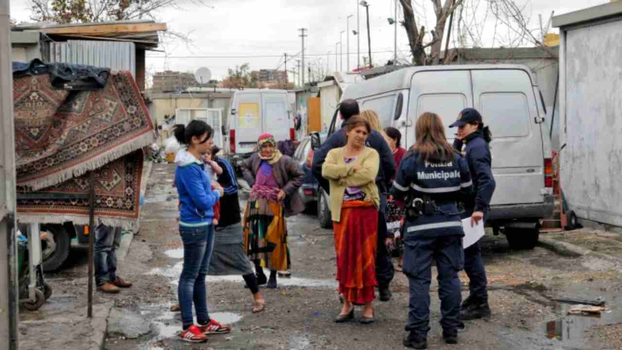 Campo rom con polizia municipale