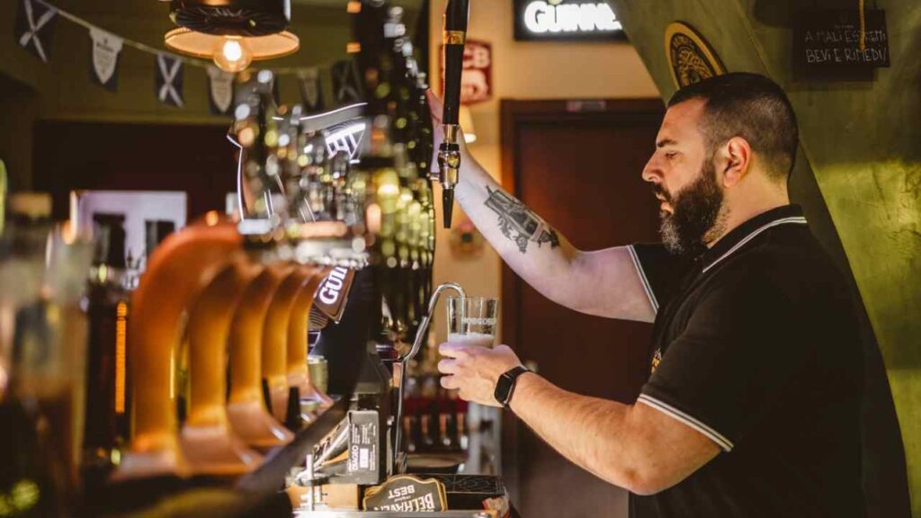 Fabio Arcangeletti mentre spilla una birra alla spina