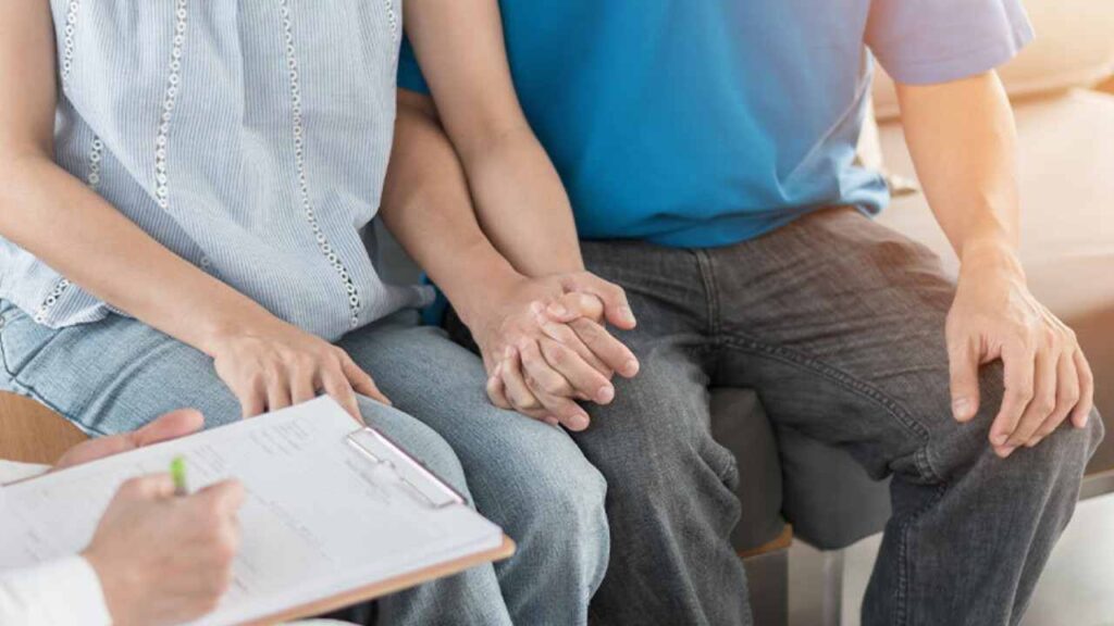 Una coppia di persone che si stringe la mano