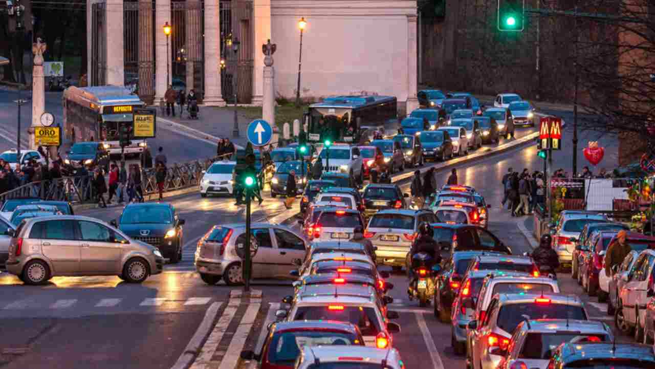 Traffico a Roma, piazzale Flaminio di sera