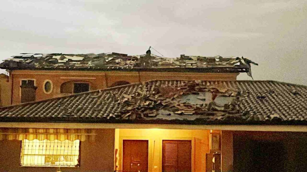 Tetti scoperchiati a Valmontone dopo la tromba d'aria