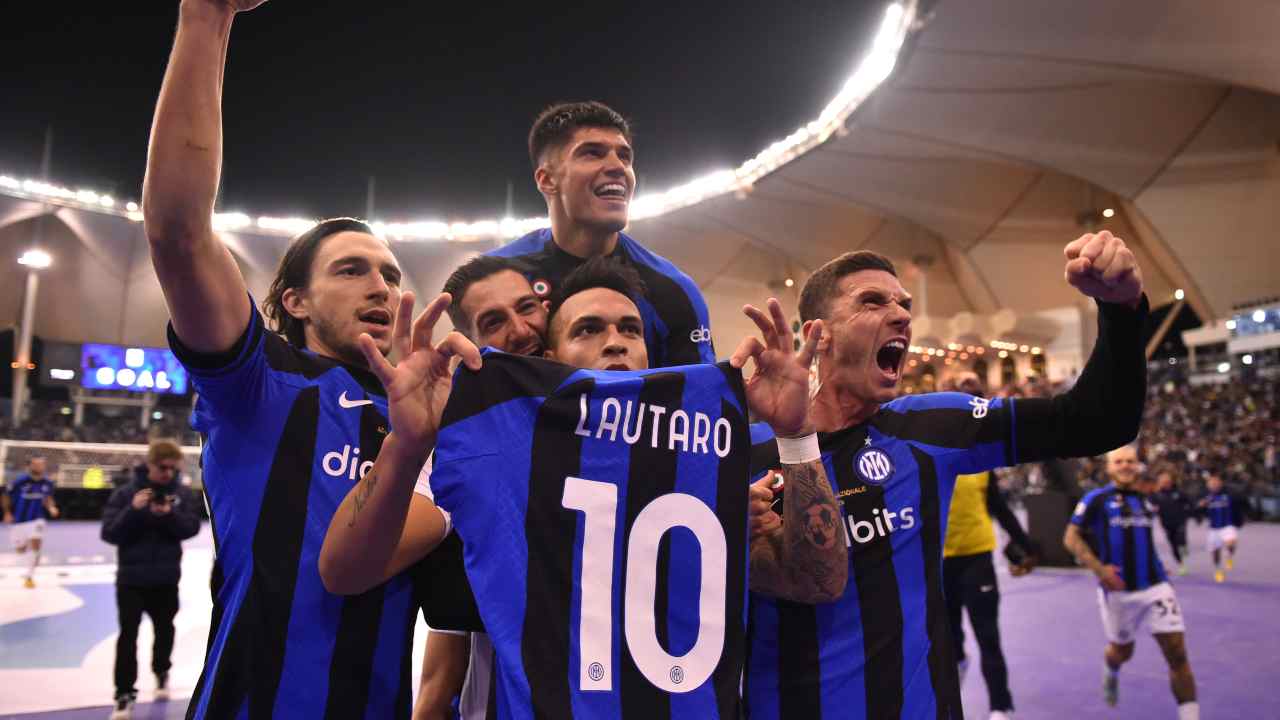 Lautaro con la maglietta alla Messi: l'Inter vince la Supercoppa Italiana